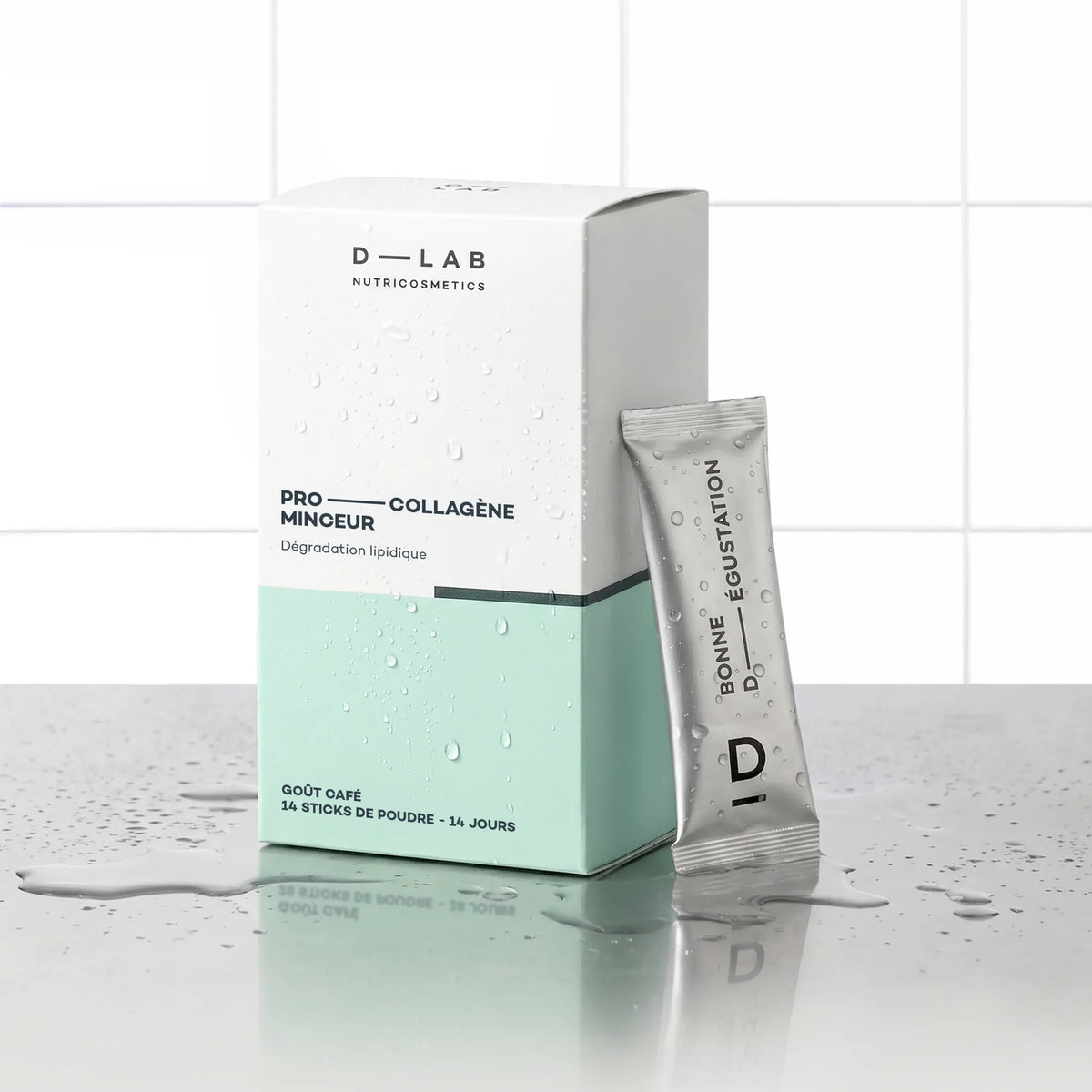 Sticks Brûle Graisses Café D-LAB cure 14 jours, étui blanc et vert d'eau de 14 sticks de poudre goût café avec un stick au premier plan
